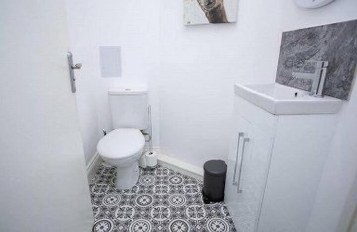 Amazing 3 Bedroom Home, Prime Bt1 Postcode And City Centre Location Belfast Buitenkant foto