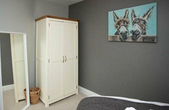 Amazing 3 Bedroom Home, Prime Bt1 Postcode And City Centre Location Belfast Buitenkant foto